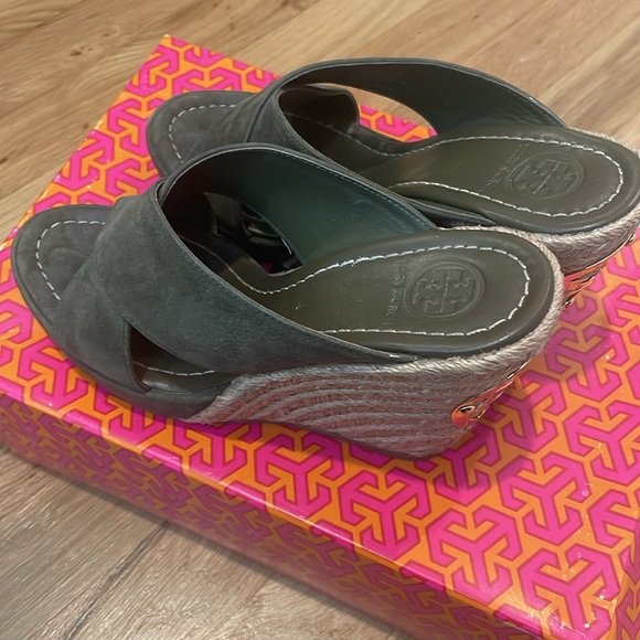 Tory Burch Bailey Wedge Mule in Banana Leaf Green Size 6 - Picture 5 of 6